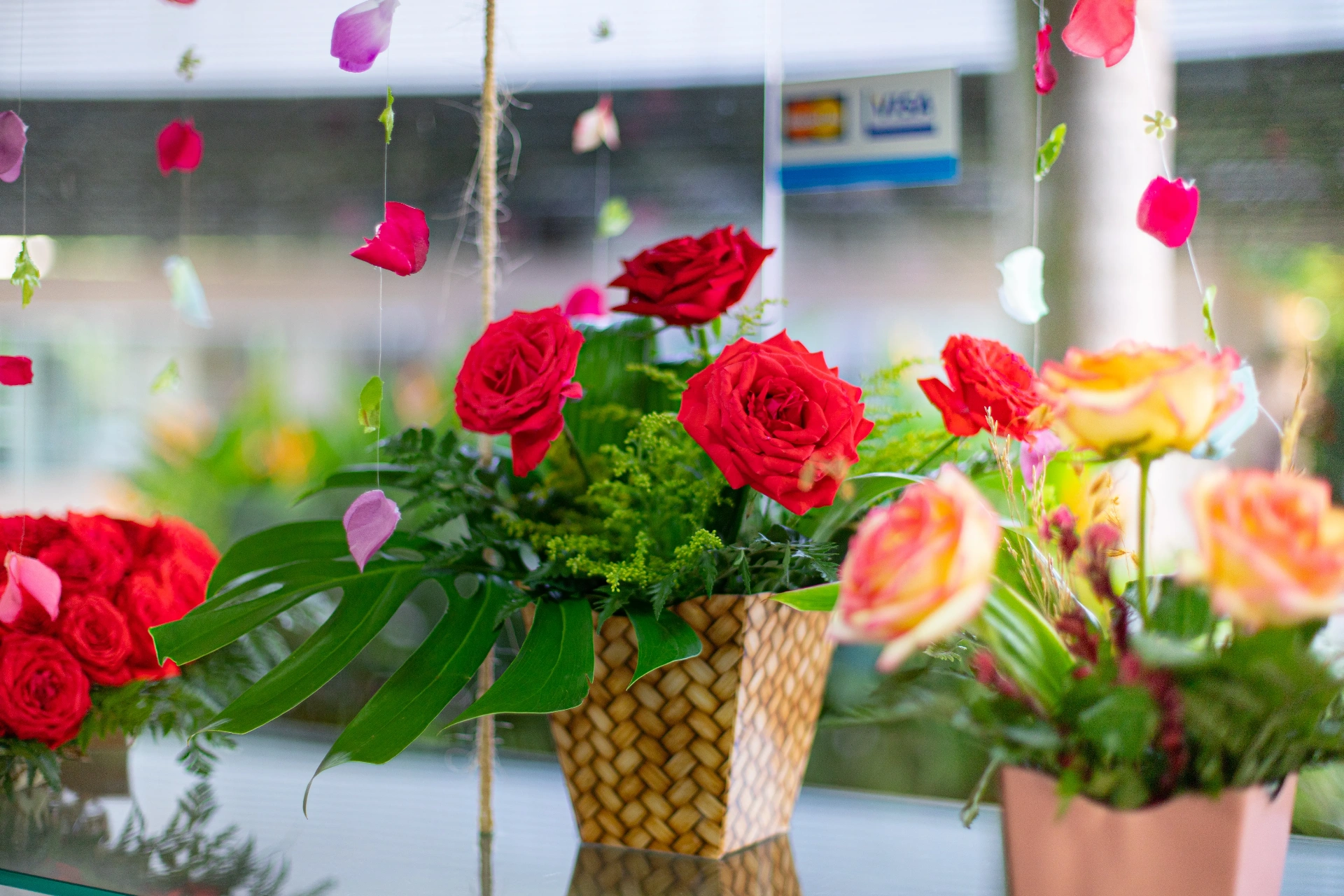 Arranjo de rosas vermelhas em um vaso decorativo
