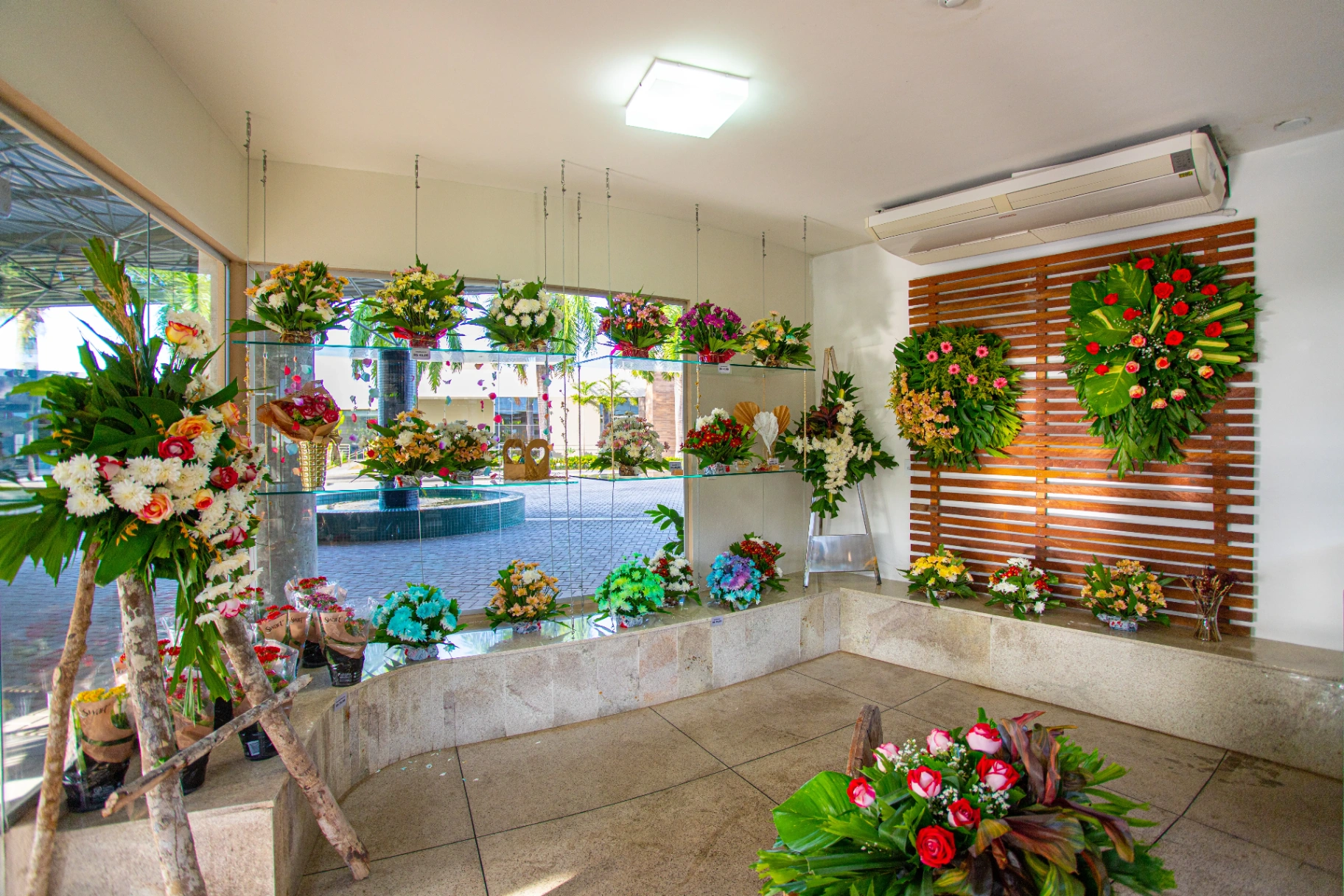 Floricultura do Memorial Parque Maceió com arranjos, buquês e coroas