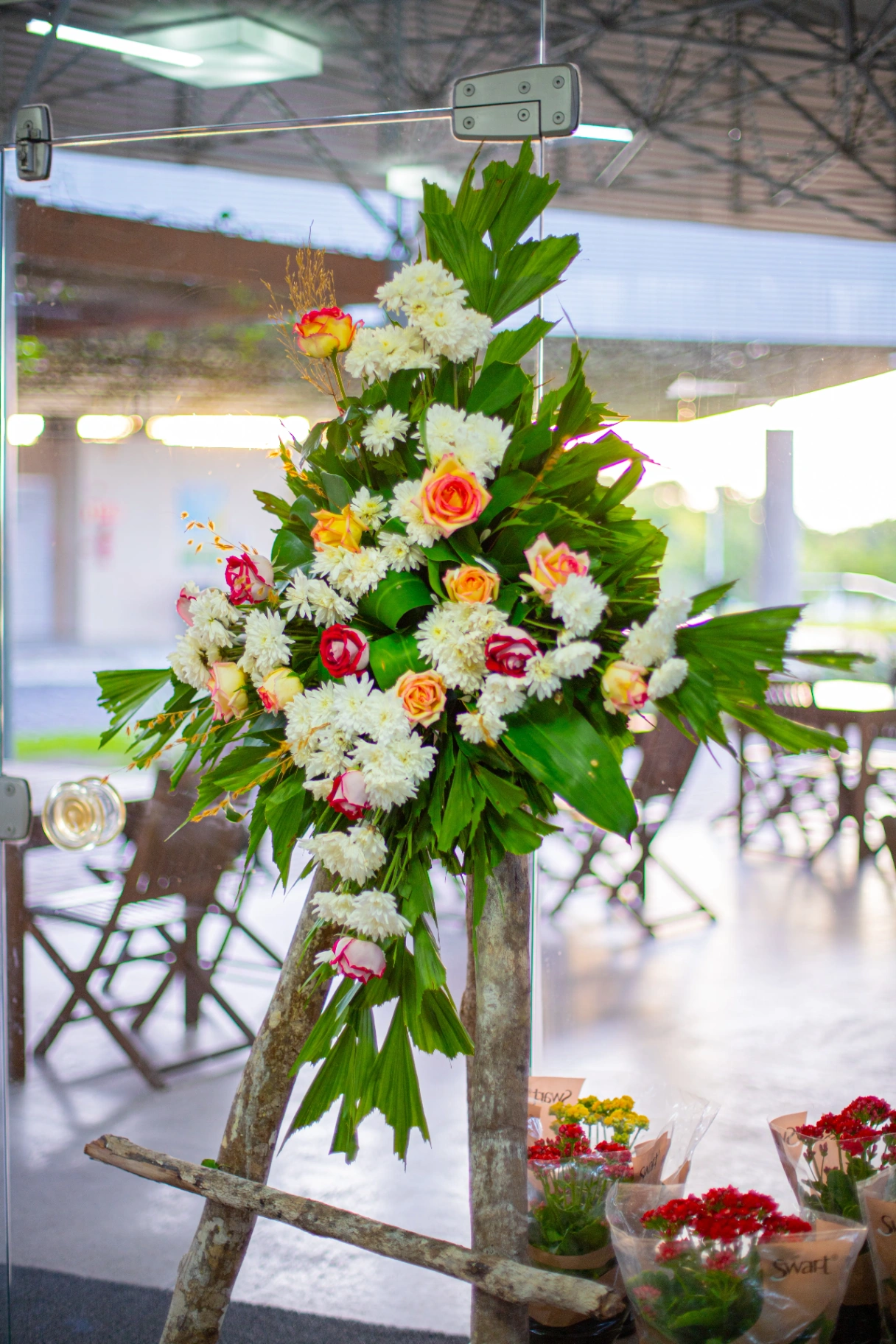 Coroa de flores com rosas e crisântemos